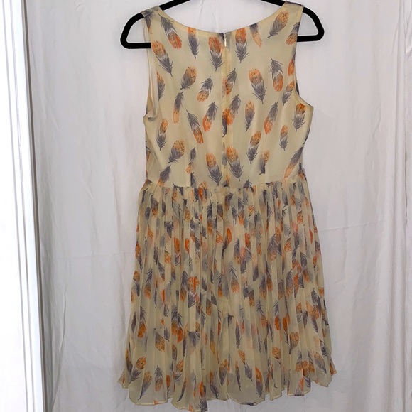 Forever 21 Cream Dress w/Grey and Peach Feather Design Size L - Picture 2 of 3